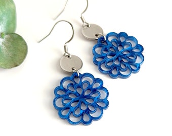 Boucles d'oreilles or ou argent pour femme fleurs en résine bleu