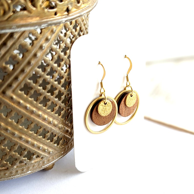 Boucles d'oreilles femme bois et or en acier inoxydable chirurgical doré, cadeau pour elle, bijou fait main, bijou minimaliste, bijou simple image 3