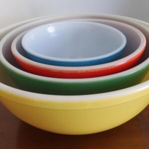 Set of 4 Vintage Pyrex Nested Mixing Bowls