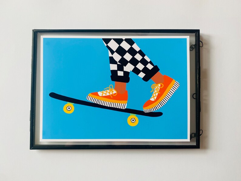 Pu&ograve; includere: Una gamba di pantalone a stampa a scacchi bianco e nero e scarpe da ginnastica arancioni e gialle su uno skateboard con ruote gialle su uno sfondo blu.
