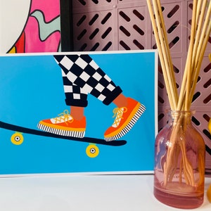 Pu&ograve; includere: Una gamba a scacchi blu e bianca con scarpe da ginnastica arancioni e nere su uno skateboard nero con ruote gialle su uno sfondo blu.