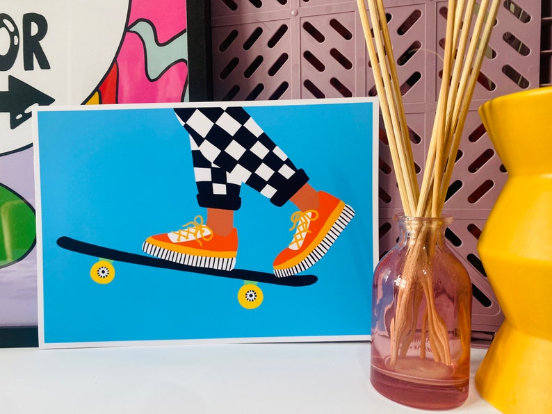 Pu&ograve; includere: Una gamba a scacchi blu e bianca con scarpe da ginnastica arancioni e nere su uno skateboard nero con ruote gialle su uno sfondo blu.