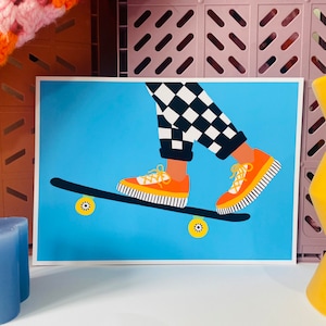 Pu&ograve; includere: Un'illustrazione colorata di una persona che fa skateboard. La persona indossa pantaloni a scacchi neri e bianchi e scarpe arancioni e nere. Lo skateboard &egrave; blu con ruote gialle.