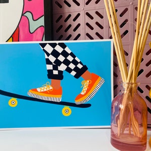 Pu&ograve; includere: Un'illustrazione colorata di una persona che fa skateboard. La persona indossa pantaloni a scacchi neri e bianchi e scarpe arancioni. Lo skateboard &egrave; nero con ruote gialle. Lo sfondo &egrave; blu.