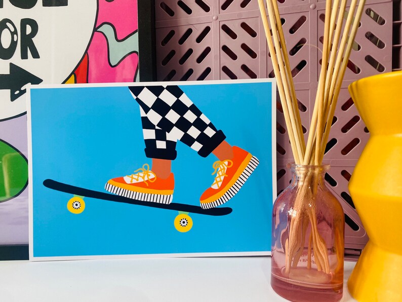 Pu&ograve; includere: Un'illustrazione colorata di una persona che fa skateboard. La persona indossa pantaloni a scacchi neri e bianchi e scarpe arancioni. Lo skateboard &egrave; nero con ruote gialle. Lo sfondo &egrave; blu.