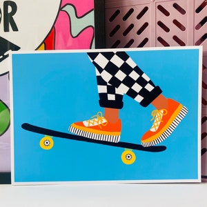Pu&ograve; includere: Una persona con pantaloni a scacchi bianchi e neri sta facendo skateboard. Indossa scarpe arancioni con strisce nere. Lo skateboard &egrave; nero con ruote gialle.