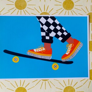 Pu&ograve; includere: Un'illustrazione colorata di una persona che fa skateboard. La persona indossa pantaloni a scacchi rossi e neri, scarpe rosse e bianche ed &egrave; in aria su uno skateboard con ruote gialle.