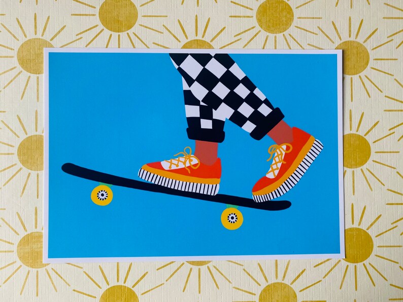 Pu&ograve; includere: Un'illustrazione colorata di una persona che fa skateboard. La persona indossa pantaloni a scacchi rossi e neri, scarpe rosse e bianche ed &egrave; in aria su uno skateboard con ruote gialle.