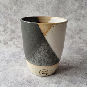 Handgemaakte keramische reisbeker/tumbler zwart-wit - cadeaus voor haar - cadeaus voor zus - cadeaus voor mama - modern decor - latte cup - keep cup