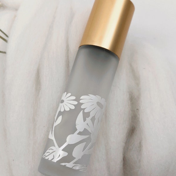 ¡Liquidación! Botella de rodillo esmerilado blanco nevado, etiqueta floral blanca. Botella de rodillo de 10 ml, bola de rodillo de metal.