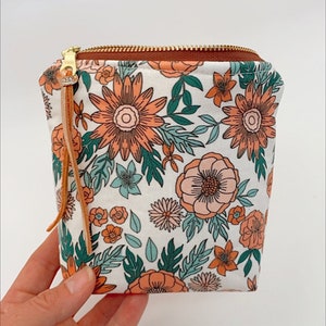 Retro floral Essential Oil Bag, Essential Oil Case, Tassel Essential Oil Bag, Essential Oil Storage- holds any brand! 5ML/15ML/Rollers