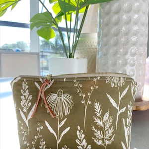 Olive flower Essential Oil Bag, Essential Oil Case, Essential Oil Storage- holds oil bottles, any brand! 5ML/15ML/Rollers