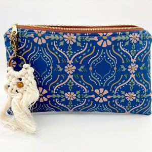 WALLET BLUE- Sac d’huile essentielle en toile. Contient une variété de bouteilles d’huile, cartes de crédit, argent, téléphone.