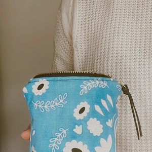 Blue floral Essential Oil Bag, Essential Oil Case, Essential Oil Storage- holds oil bottles, any brand! 5ML/15ML/Rollers