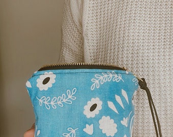 Blue floral Essential Oil Bag, Essential Oil Case, Essential Oil Storage- holds oil bottles, any brand! 5ML/15ML/Rollers