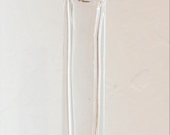 Frasco con forma de cubo de 10 ml. Con bola de metal, vidrio transparente y tapón dorado mate.