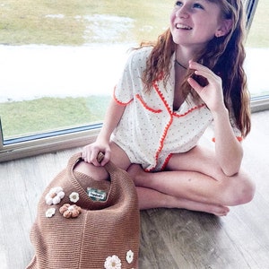 Brown knit bag // Farmer's market bag, floral applique, PERSONALIZED bridesmaid bag, gift for bride, beach bag imagem 2