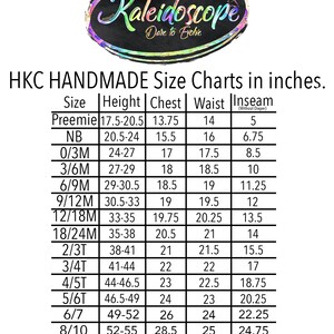 Puede incluir: Una tabla de tallas para ropa hecha a mano en pulgadas, que muestra las medidas de altura, pecho, cintura y entrepierna para tallas que van desde prematuro hasta 8/10.