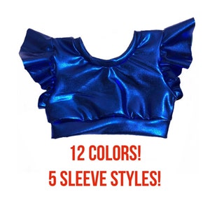 Puede incluir: Un top corto metálico azul real con mangas cortas con volantes. El texto "12 COLORS! 5 SLEEVE STYLES!" está impreso debajo del top.