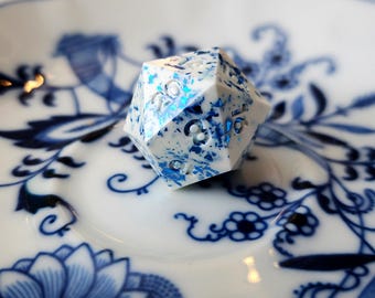 Dés D20 bleus et blancs artisanaux : dés RPG inspirés de la porcelaine