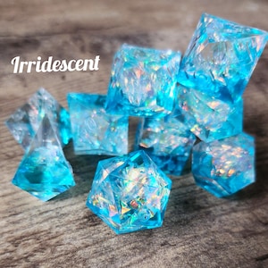 Set di dadi DND con bordo affilato: dadi poliedrici iridescenti e opalescenti in acrilico per giochi di ruolo