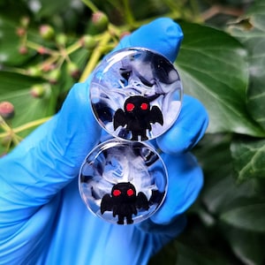 Peut inclure: Ensemble de trois tasses en céramique avec une finition mate et mouchetée. Chaque tasse est de couleur différente : bleu clair, crème et grise. Les tasses ont un design simple et moderne avec une forme arrondie et une anse.