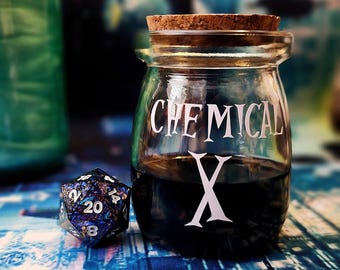 Shaker à dés Chemical X : flacon de potion rose, D20 - Cadeau D&D pour gamer