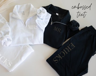 Reliëf huwelijksreisset, mevrouw Quarter Zip, Mr. Quarter Zip, pas getrouwde set, huwelijksreisoutfit, de heer en mevrouw Joggers paren cadeau achternaam