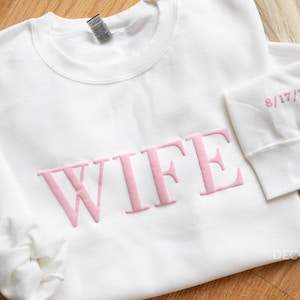 Sweatshirt mariée en relief Sweatshirt femme cadeau nuptiale de douche pour la mariée pull planification de mariage chemise personnalisée avec la date du mariage