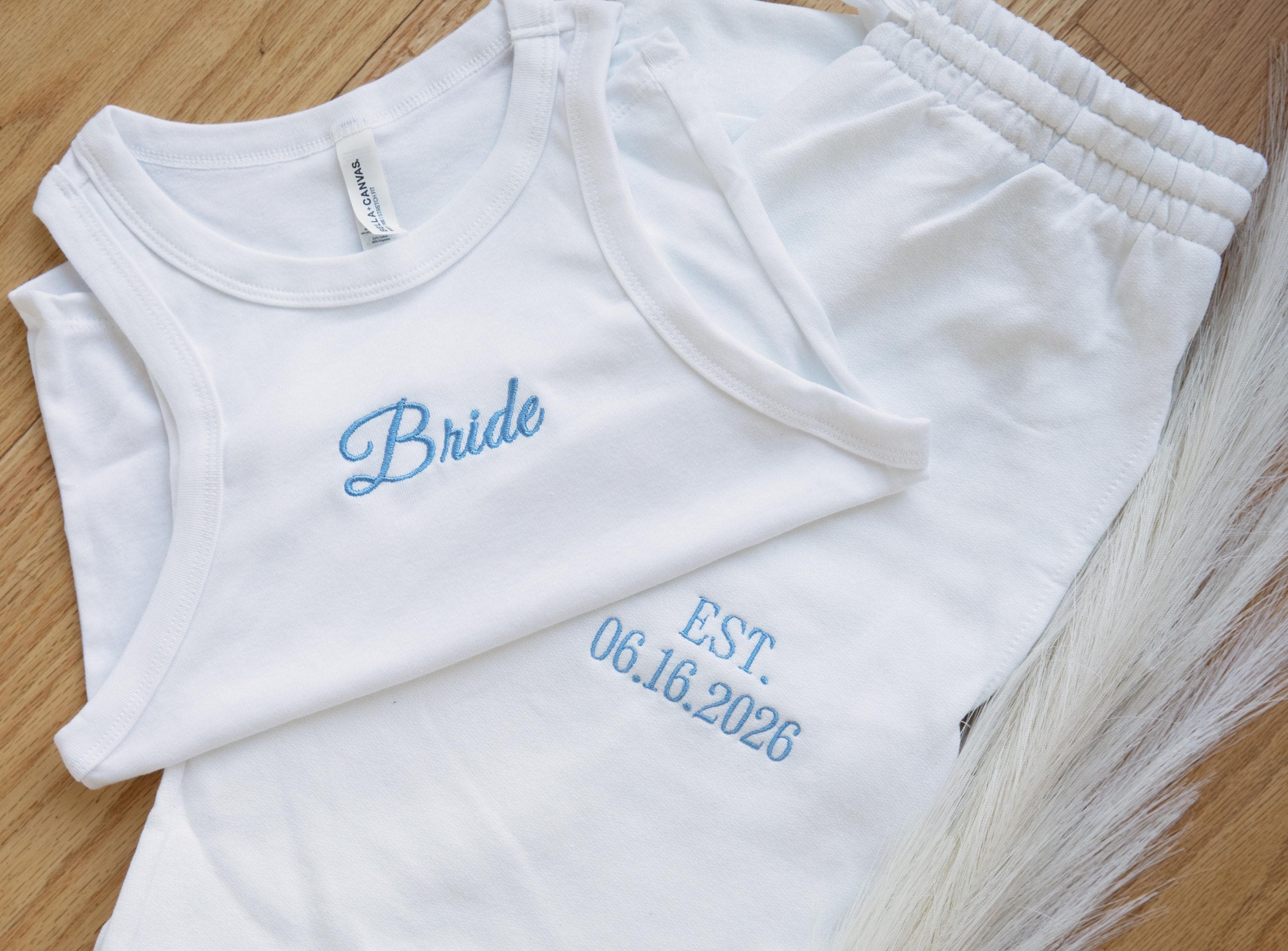Camiseta bordada con nombre nuevo I Camiseta de boda l Recuerdos de boda para despedida de soltera l Boda l Novia l Despedida de soltera I Despedida de soltero