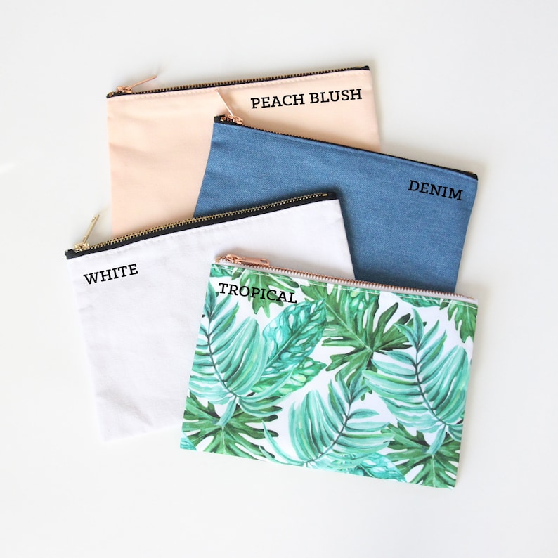 Puede incluir: Cuatro bolsas con cremallera de diferentes colores y patrones. Las bolsas est&aacute;n etiquetadas como "Blanco", "Tropical", "Melocot&oacute;n Blush" y "Vaquero".