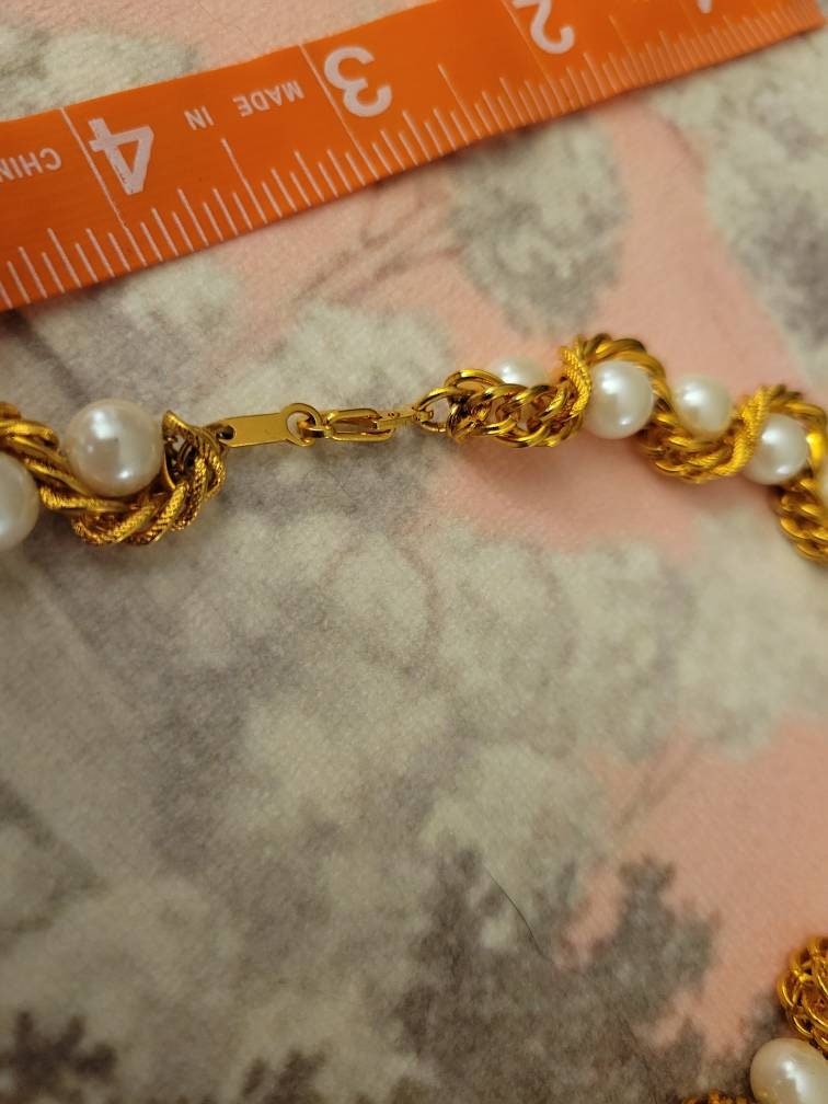 Vintage Twisted Mesh Style Gold Tone Chain and Glossy Pearl Choker Style Necklace Round