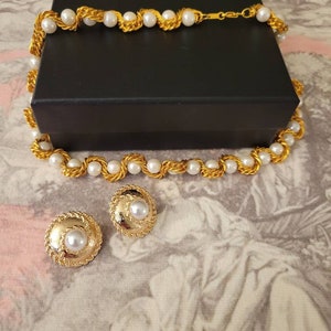 Vintage Twisted Mesh Style Gold Tone Chain and Glossy Pearl Choker Style Necklace Round Oversized Stud Button Earrings