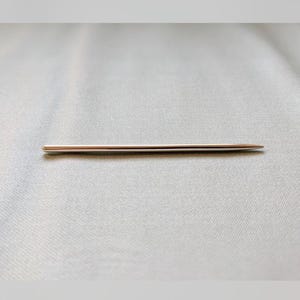 Może przedstawiać: Srebrny metalowy drut do rob&oacute;tek ręcznych z ostrymi końcami.