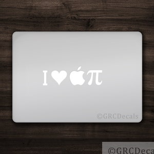 Puede incluir: Pegatina de vinilo blanco con el texto "I ♥  π" en un portátil plateado.