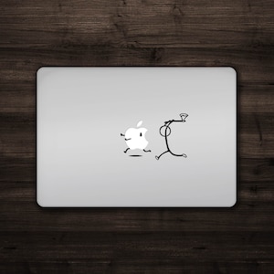 Figura de palo persiguiendo a Apple Mac Logotipo de Apple Cubierta de vinilo para computadora portátil Pegatina para MacBook Dibujo animado único Divertido