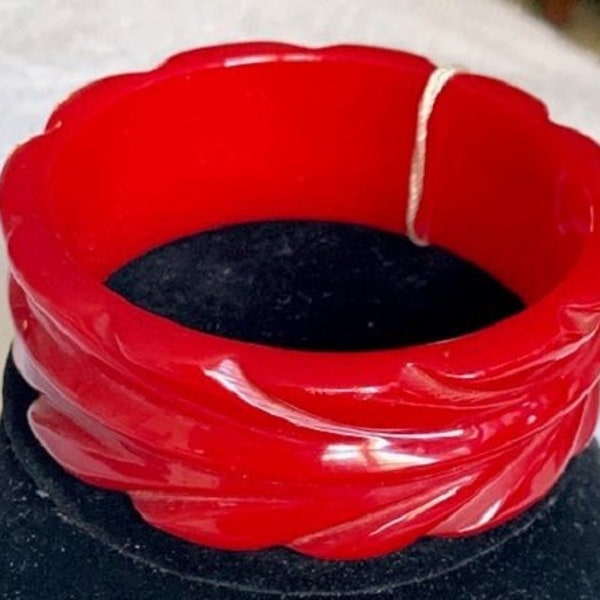 Vintage 1930S Lipstick Red Bakelite Wide Bangle W/Carved Leaf Design