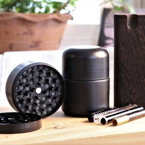 Black Smoker Gift Pack: Wenge Dugout, Stash Jar, Grinder & One Hitter Dugout-Grinder-Stash