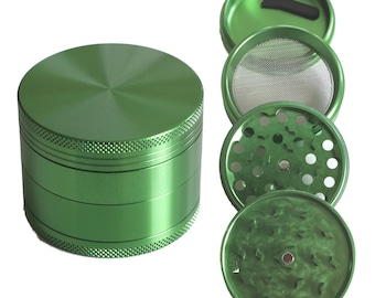 Puede incluir: Un molinillo de metal verde de cuatro piezas con una pantalla, una tapa superior magnética y una tapa inferior magnética.