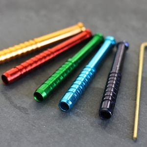 5 tubi da 2,75&quot; in metallo a coste corte con un battitore e kit per fumatori di poker, tutti i colori inclusi