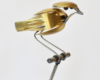 Escultura de pájaro hecha con cubiertos reciclados, adorno artístico de pájaro en miniatura hecho con cuchara y tenedor de metal reciclado.