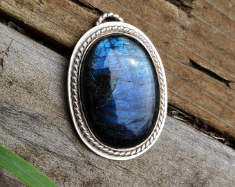 Labradorite sterling silver pendant. 925 sterling silver. AA quality Labradorite. Necklace options available.