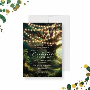 Op de afbeelding: Een rechthoekige uitnodigingskaart met een grote boom verlicht door lichtsnoeren in een bosrijke omgeving. De tekst luidt: THE CLASS OF 20XX is cordially invited to an Enchanted EVENING FRIDAY, MAY 31, 20XX 7:00-11:00 pm THE GRAND BALLROOM 7386 Hilldale Drive Annandale, VA Formal attire.