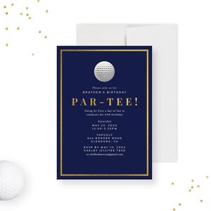 K&ouml;nnte beinhalten: Eine blaue und goldene Einladung mit einer Golfballgrafik. Die Einladung lautet "Bitte schlie&szlig;en Sie sich uns f&uuml;r Braydens Geburtstag Par-Tee!" an mit Details f&uuml;r eine Golf-Geburtstagsparty.