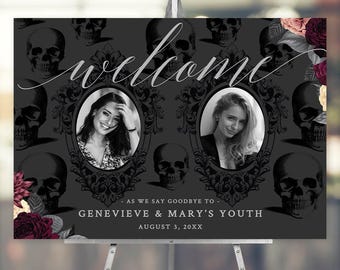 Puede incluir: Un letrero de bienvenida rectangular con fondo gris oscuro, patrón de calaveras, detalles florales y dos marcos ovalados con retratos en blanco y negro. Texto: welcome, AS WE SAY GOODBYE TO GENEVIEVE & MARY'S YOUTH, AUGUST 3, 20XX.