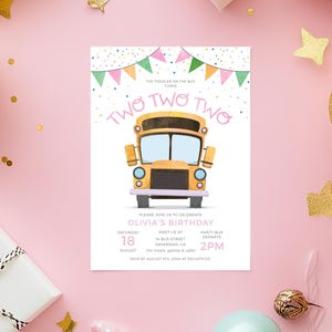 2e verjaardag schoolbus uitnodiging voor feest bewerkbare sjabloon in roze, afdrukbare digitale download, wielen op de bus uitnodiging draaien 2 twee