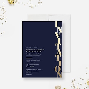Pode incluir: Um cartão de convite azul marinho com letras douradas que dizem "Convite". O cartão é para uma festa de coquetel para celebrar os 10 anos da Wilson Accounting & Finance Group. O evento será realizado no The Fairmont Hotel na sexta-feira, 28 de julho de 20XX às 18h30.