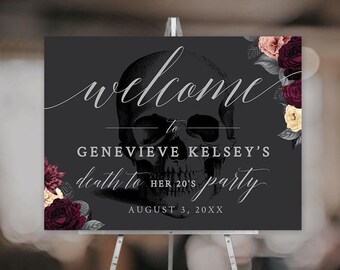 Puede incluir: Un letrero de bienvenida rectangular sobre un soporte con fondo gris oscuro y una ilustración central de una calavera en blanco y negro. Flores en rojo oscuro, burdeos y crema adornan las esquinas. El texto dice: welcome to GENEVIEVE KELSEY'S death to HER 20'S party AUGUST 3, 20XX.