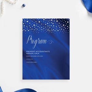 Può includere: Un programma blu per il Gala Annuale dei Contabili di Fremont, che si terrà venerdì 10 novembre. Il programma presenta un carattere bianco in corsivo e un design di perle bianche sparse su uno sfondo blu.