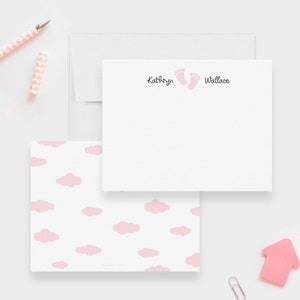 Carte de correspondance empreintes de pas de bébé, papeterie pour bébé mignon, cadeau de shower de bébé fille, papeterie personnalisée cartes de remerciement baby shower, nuages roses